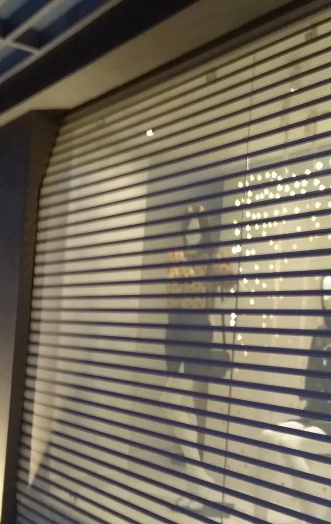 Cortina automatizada con lámina galvanizada microperforada.