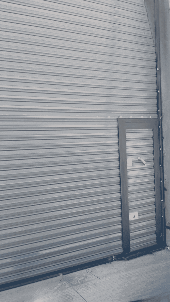 Cortina metálica con puerta lateral instalada en ciudad Guzmán.