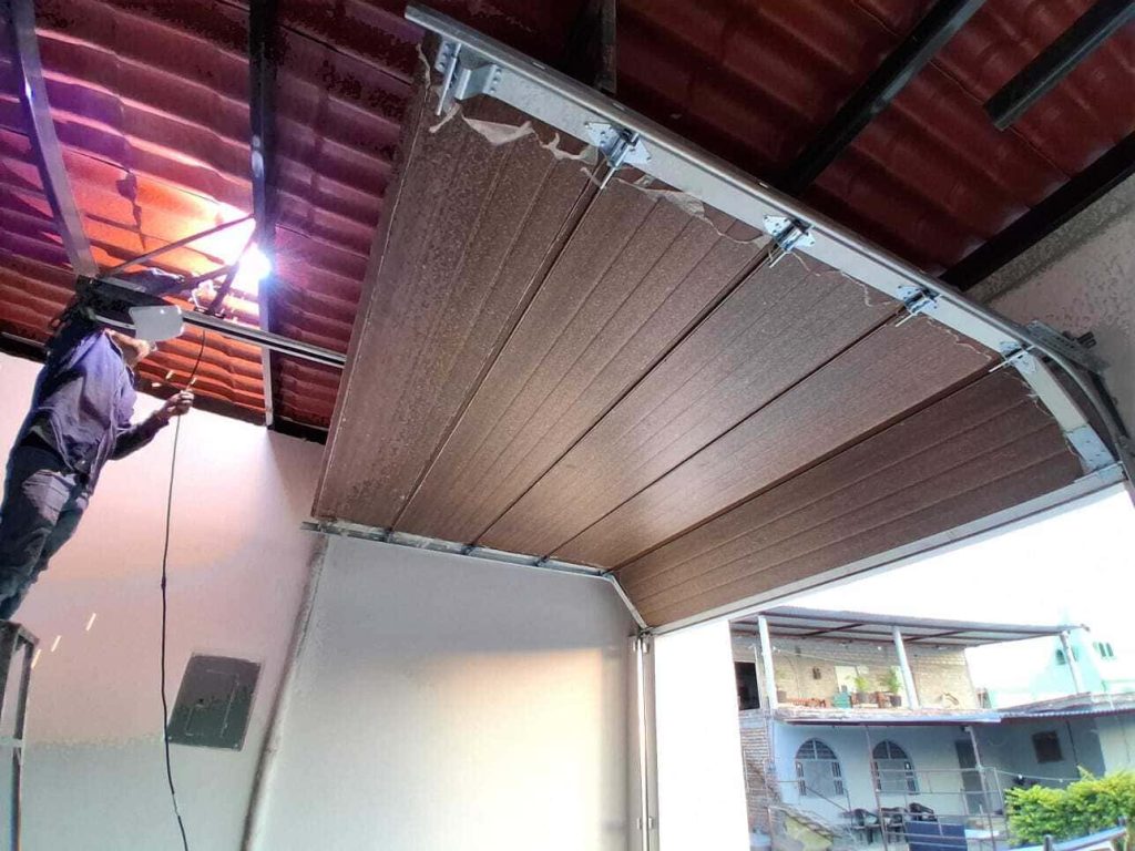 Instalando un portón tipo americano en ciudad Guzmán.