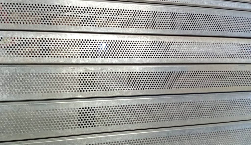 lamina perforada para la fabricación de cortinas metálicas de impulso y automáticas.