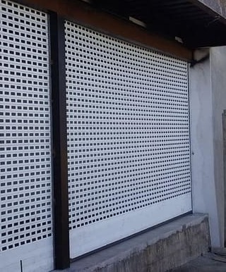 cortina troqueada rectangular a cuadros instalada.
